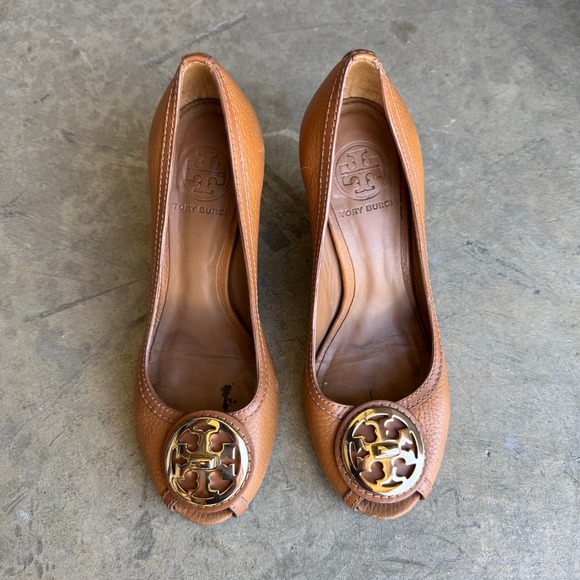 Tory Burch Shoes - Tory Burch Sally Tan Leather Peep Toe Wedge Pumps Gold Reva Logo Size 6.5M